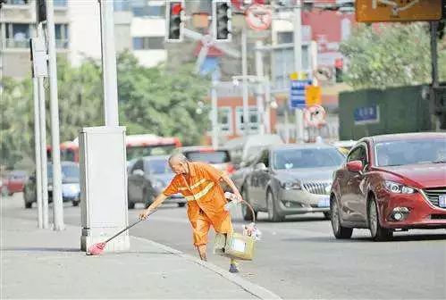 熱熱熱！南京體感溫度高達(dá)43℃，這群人卻不懼高溫在做這件事