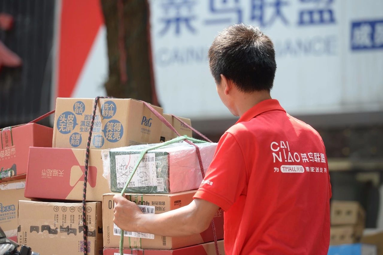 熱熱熱！南京體感溫度高達(dá)43℃，這群人卻不懼高溫在做這件事