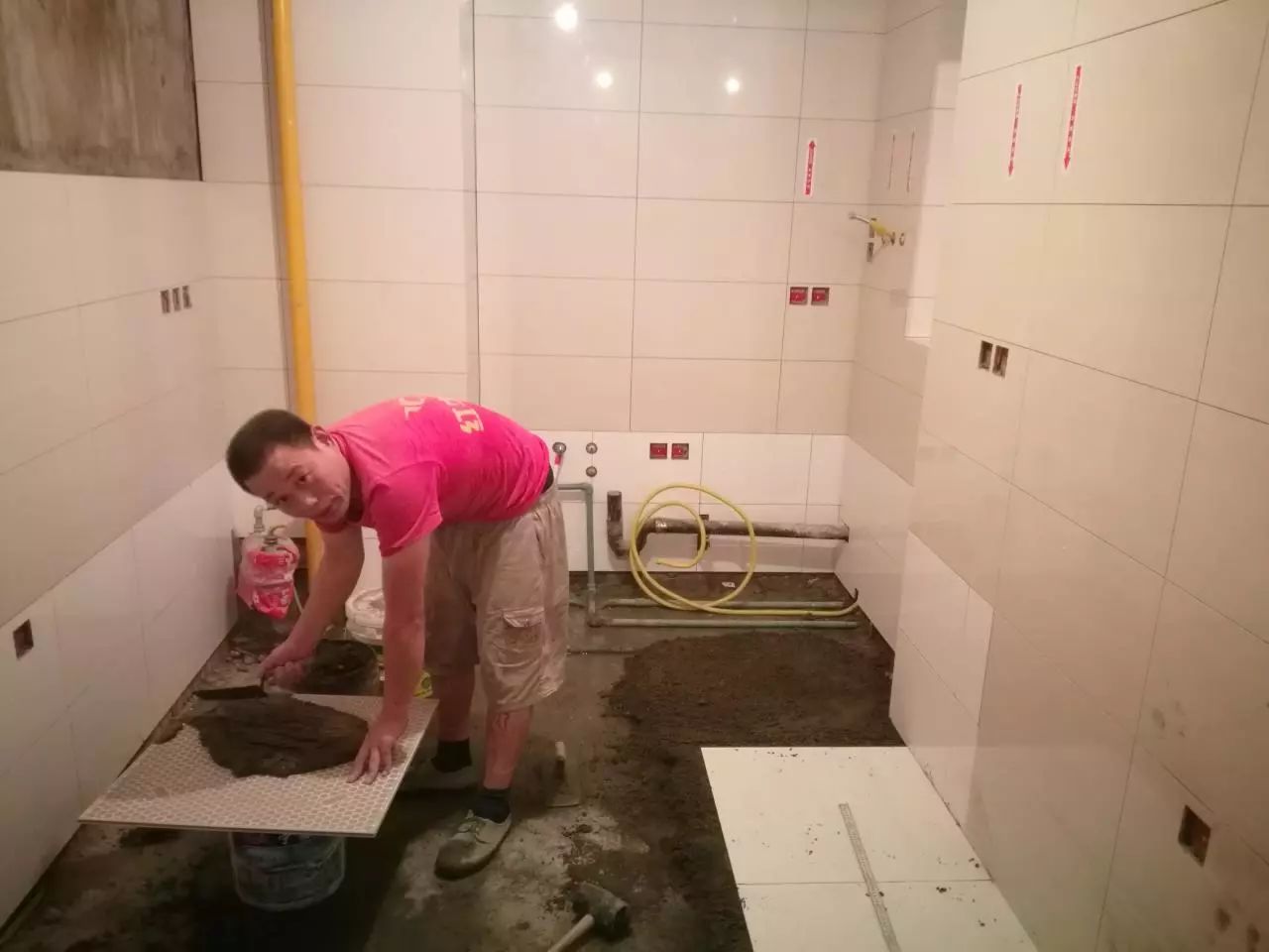 熱熱熱！南京體感溫度高達(dá)43℃，這群人卻不懼高溫在做這件事