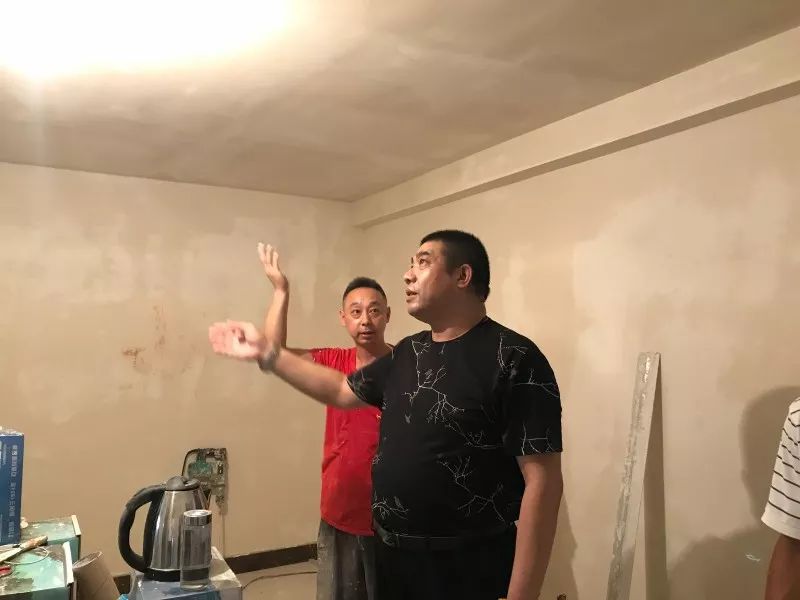 熱熱熱！南京體感溫度高達(dá)43℃，這群人卻不懼高溫在做這件事