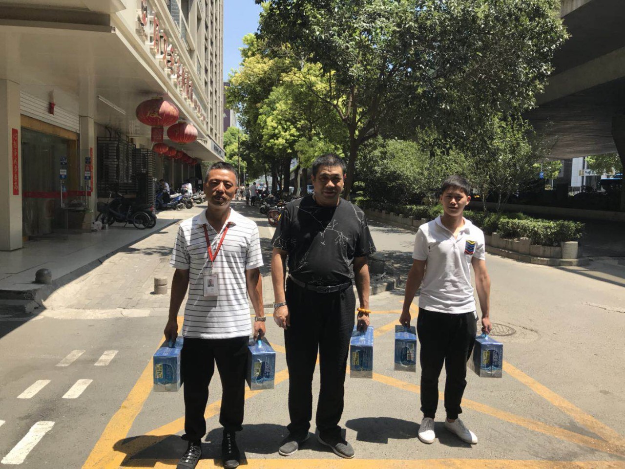 熱熱熱！南京體感溫度高達(dá)43℃，這群人卻不懼高溫在做這件事