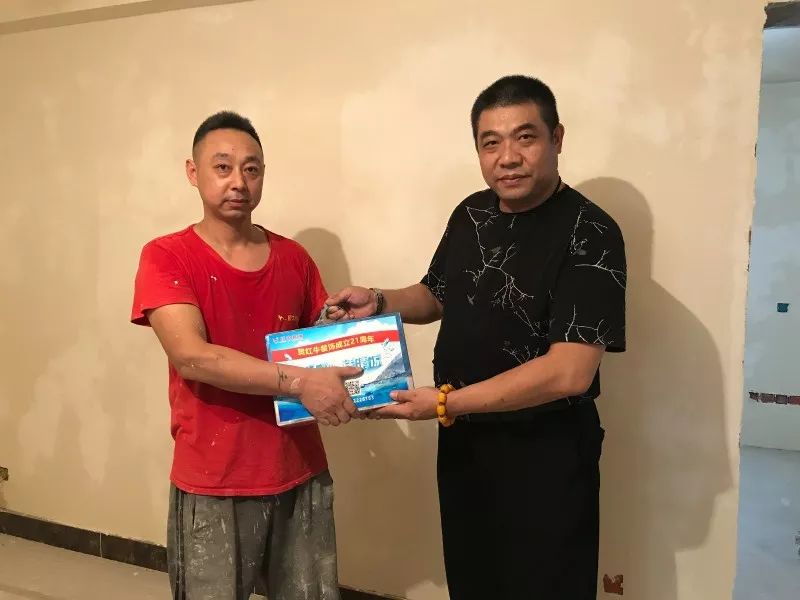 熱熱熱！南京體感溫度高達(dá)43℃，這群人卻不懼高溫在做這件事