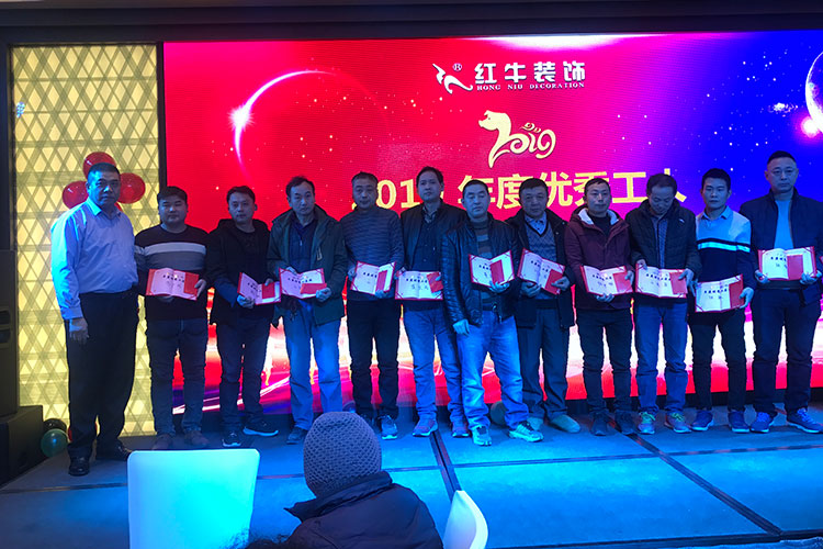 南京紅牛裝飾有這樣一位工人，據(jù)說他在工地上從來沒說過一句話，那么在這個現(xiàn)場他會跟大家說些什么呢？