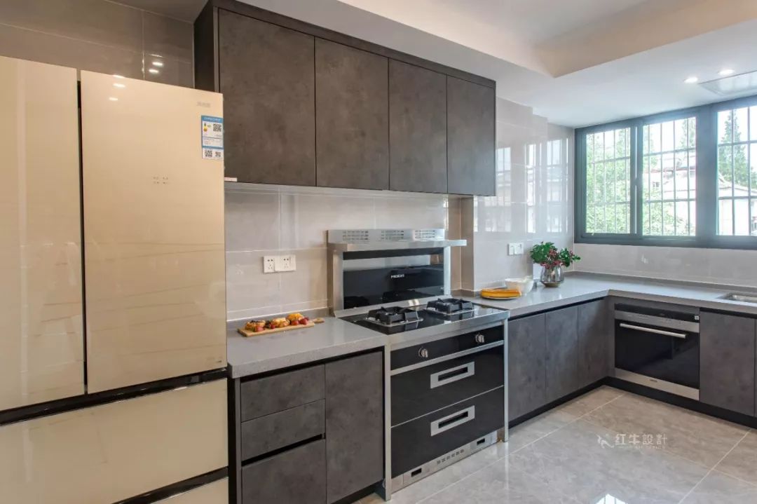 南京龍?bào)椿ㄔ?0㎡現(xiàn)代輕奢--老房升級(jí)改造，變身時(shí)尚精致家！08餐廳改造