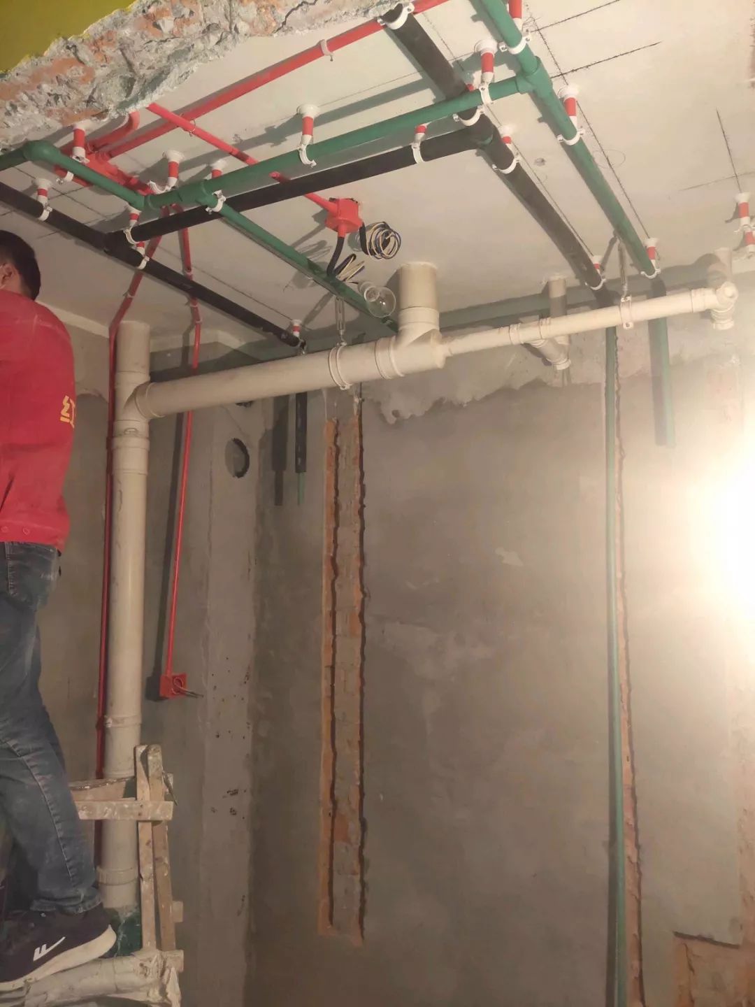 南京龍?bào)椿ㄔ?0㎡現(xiàn)代輕奢--老房升級(jí)改造，變身時(shí)尚精致家！28水電施工