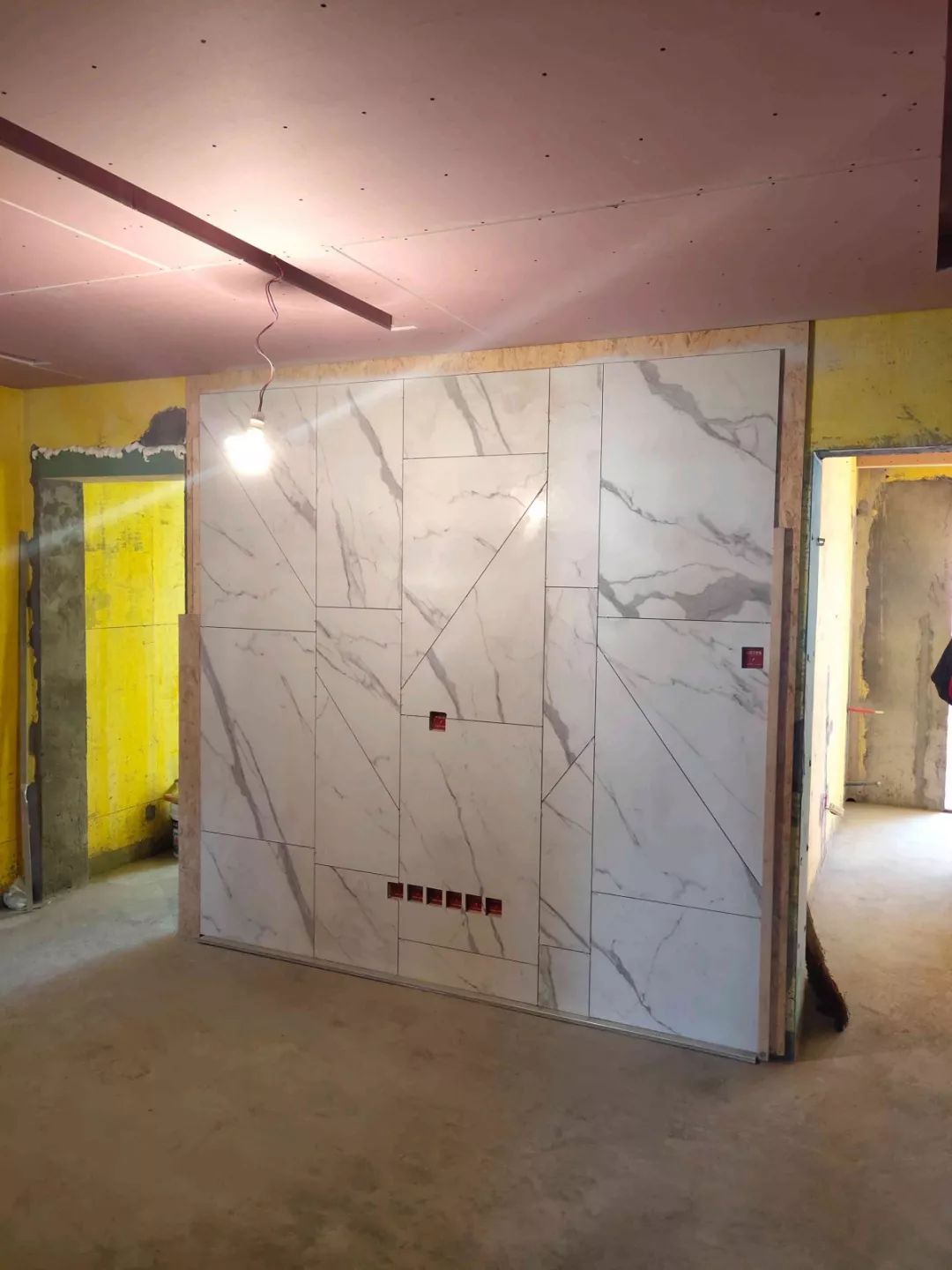 南京龍?bào)椿ㄔ?0㎡現(xiàn)代輕奢--老房升級(jí)改造，變身時(shí)尚精致家！33瓦木施工