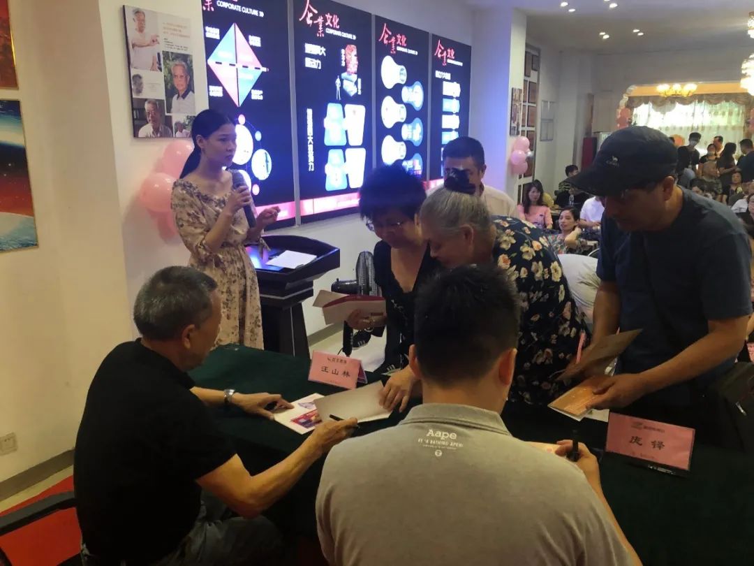 23周年 | 紅牛裝飾店慶“總裁簽售會(huì)”圓滿結(jié)束