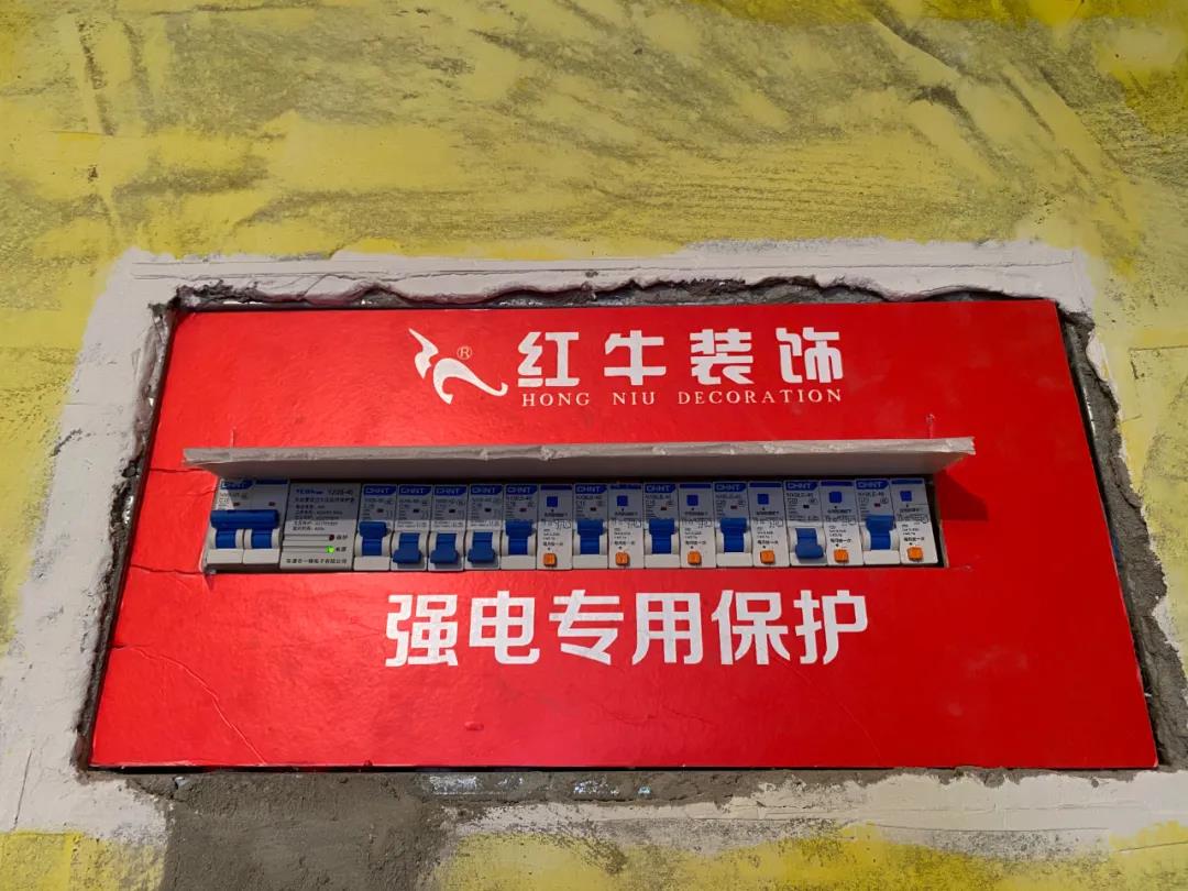 秉承匠心，品質(zhì)監(jiān)督！突擊紅牛水電、瓦工施工現(xiàn)場(chǎng)！