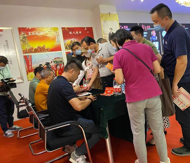 直擊火爆現(xiàn)場！紅牛裝飾24周年慶火熱進(jìn)行中~