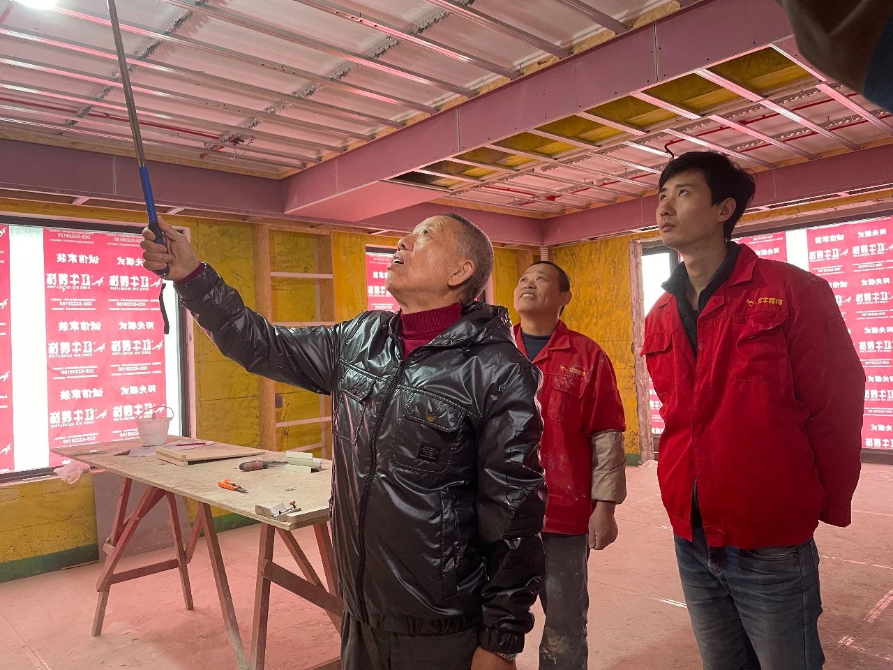 紅牛裝飾董事長又雙叒叕突擊工地巡檢，現(xiàn)場與工人、廠家溝通交流