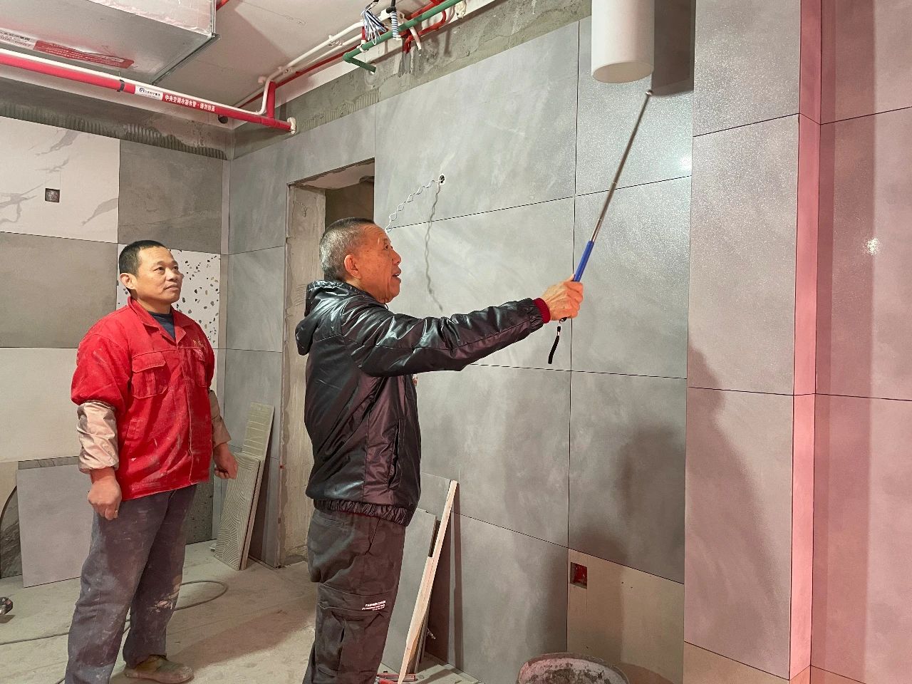 紅牛裝飾董事長又雙叒叕突擊工地巡檢，現(xiàn)場與工人、廠家溝通交流