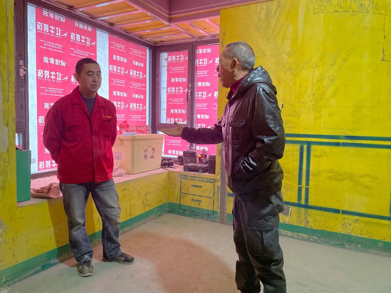 紅牛裝飾董事長又雙叒叕突擊工地巡檢，現(xiàn)場與工人、廠家溝通交流