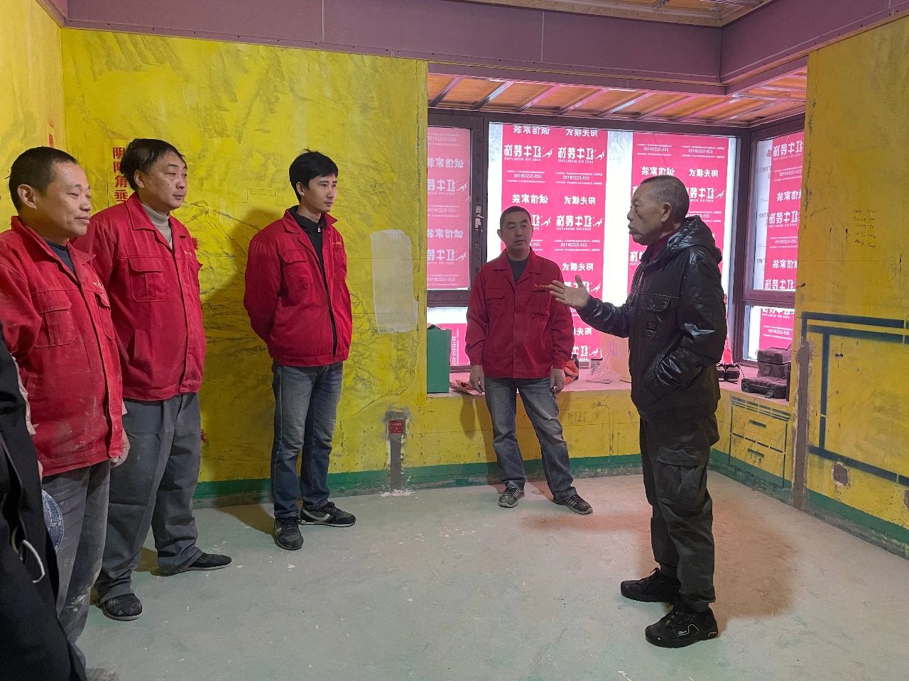 紅牛裝飾董事長又雙叒叕突擊工地巡檢，現(xiàn)場與工人、廠家溝通交流