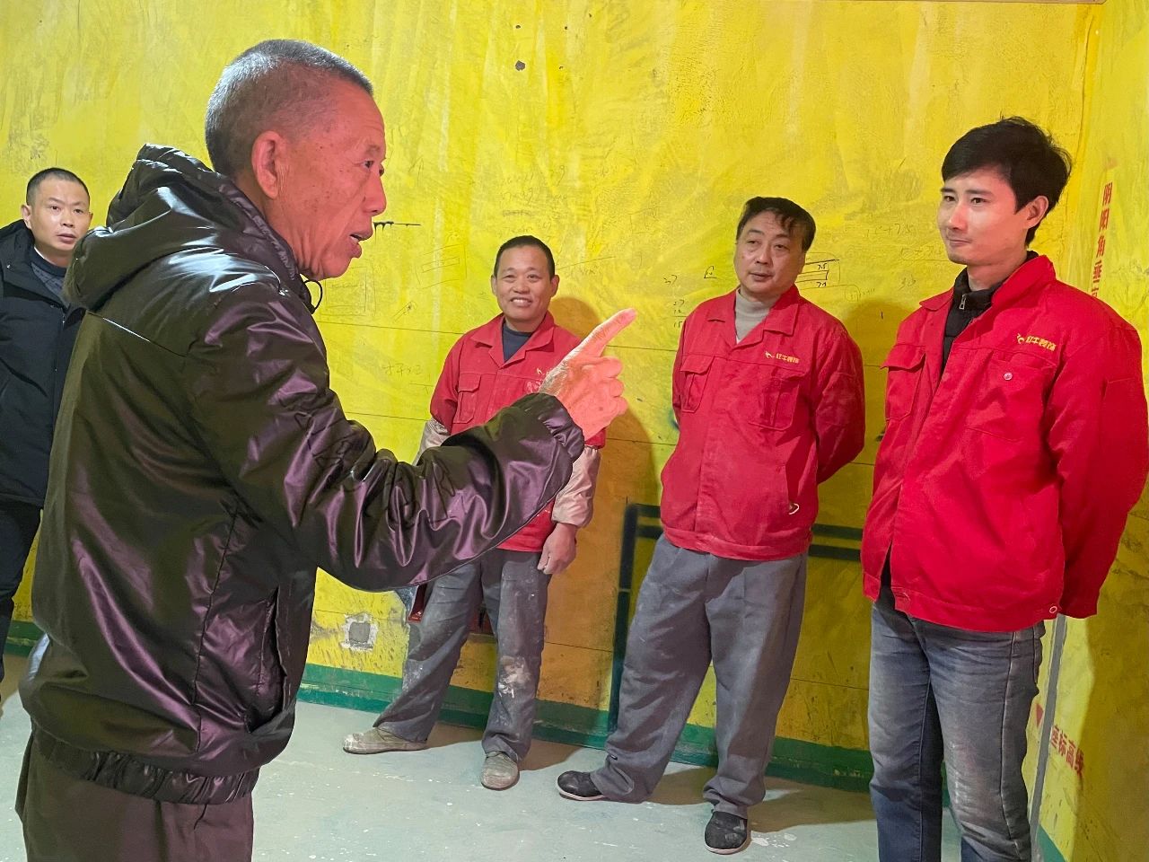 紅牛裝飾董事長又雙叒叕突擊工地巡檢，現(xiàn)場與工人、廠家溝通交流