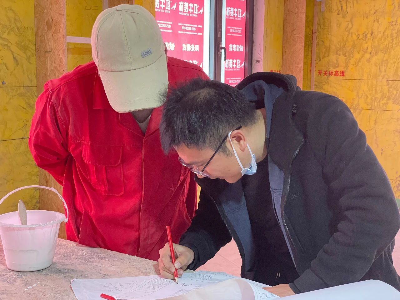 紅牛裝飾董事長又雙叒叕突擊工地巡檢，現(xiàn)場與工人、廠家溝通交流