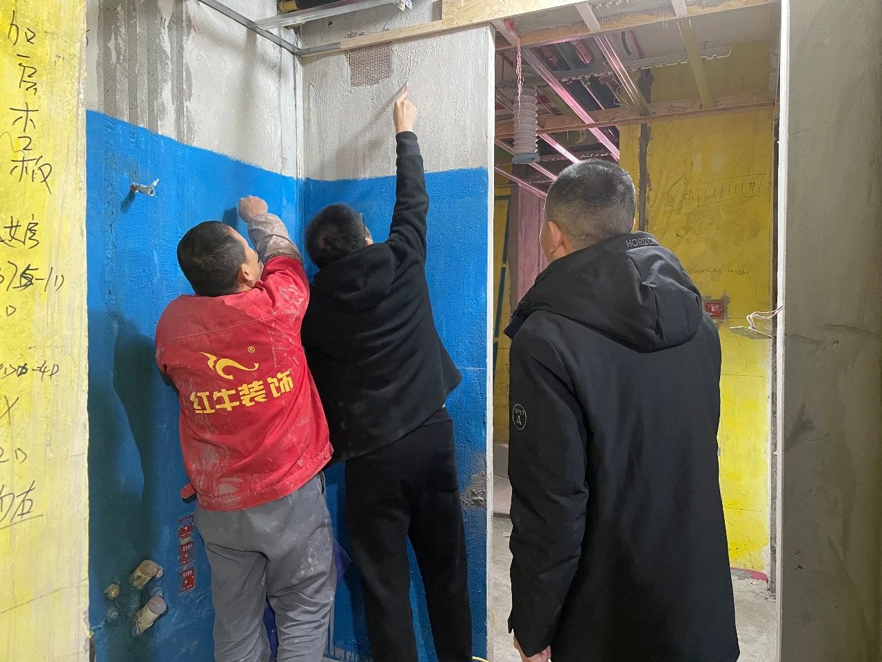 紅牛裝飾董事長又雙叒叕突擊工地巡檢，現(xiàn)場與工人、廠家溝通交流