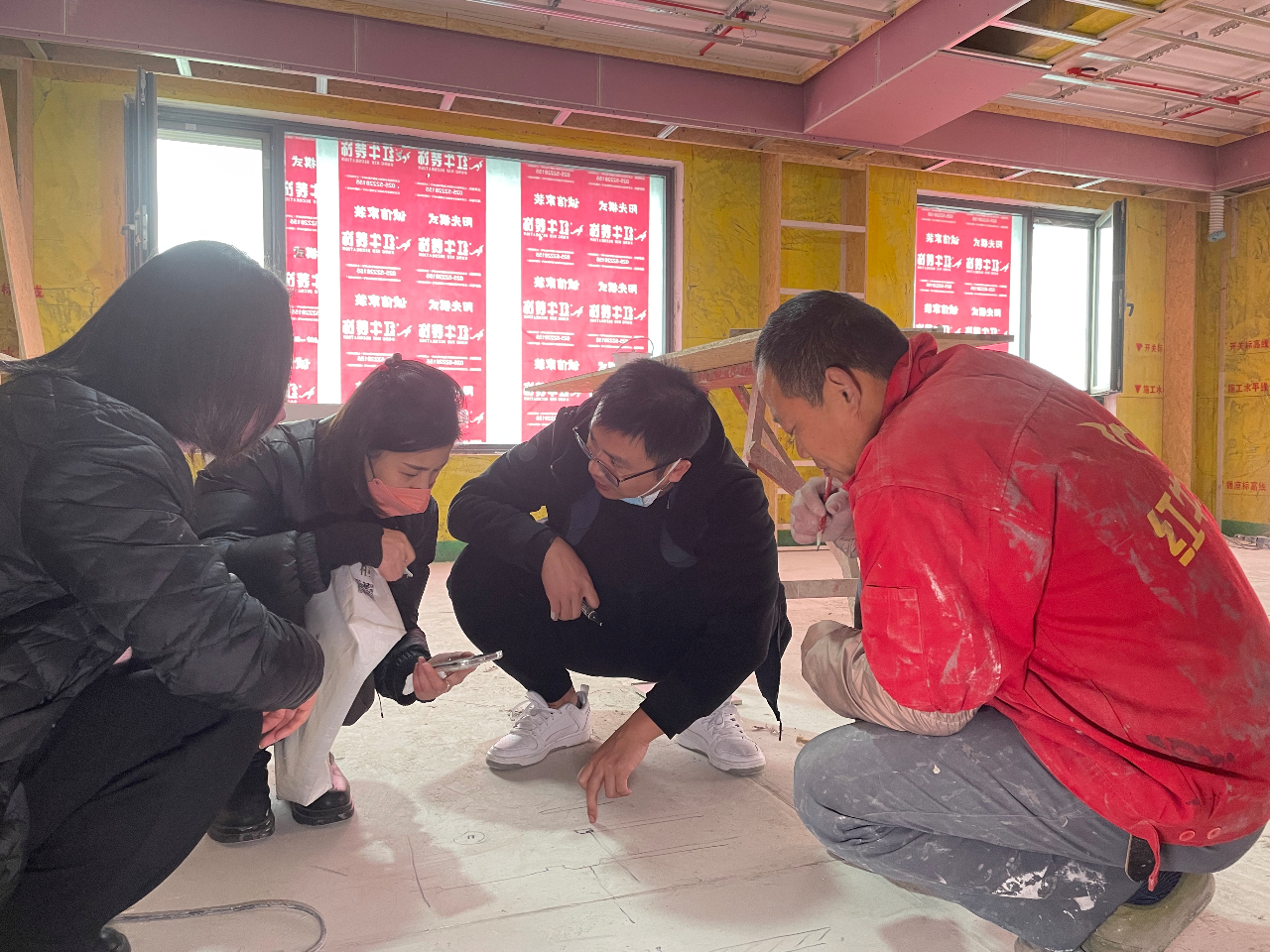 紅牛裝飾董事長又雙叒叕突擊工地巡檢，現(xiàn)場與工人、廠家溝通交流