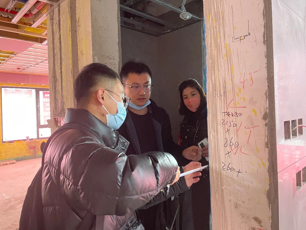 紅牛裝飾董事長又雙叒叕突擊工地巡檢，現(xiàn)場與工人、廠家溝通交流