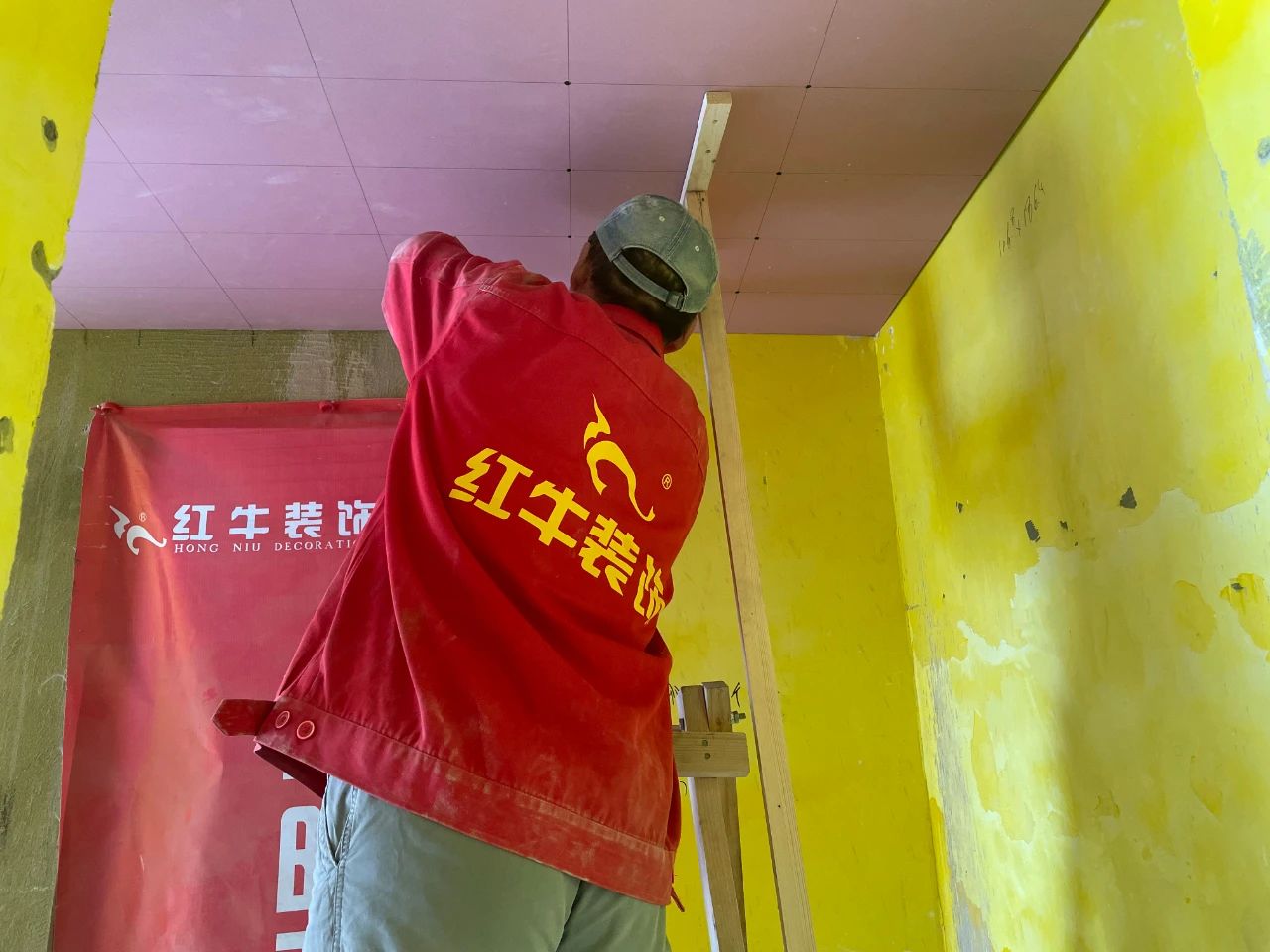 工地巡檢｜紅牛裝飾工程總監(jiān)化身“細(xì)節(jié)控”，施工現(xiàn)場“揪問題”！