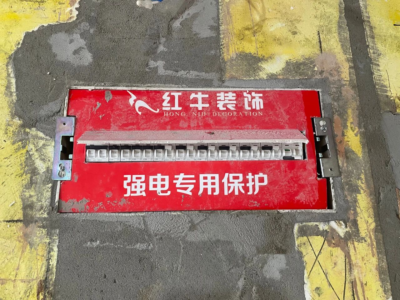 工地突擊巡檢：高溫下的堅守，讓每個細節(jié)都經(jīng)得起檢驗