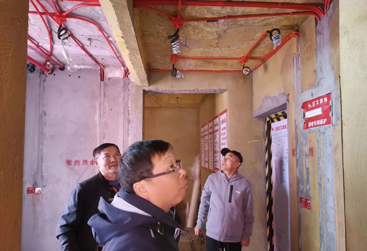 南京紅牛裝飾公司工地巡檢：這水電施工現(xiàn)場，您給打幾分？