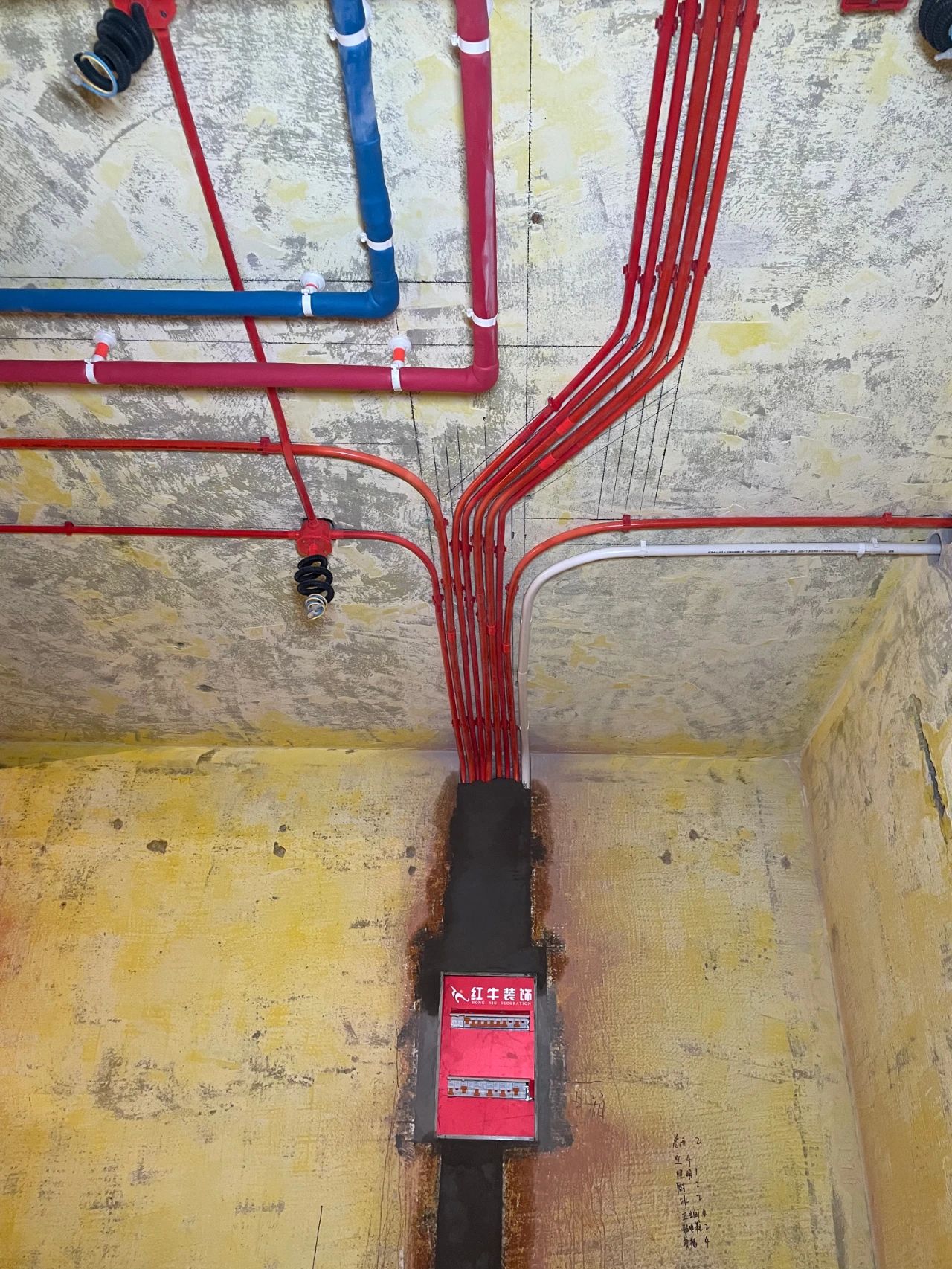 南京紅牛裝飾公司工地巡檢：這水電施工現(xiàn)場，您給打幾分？