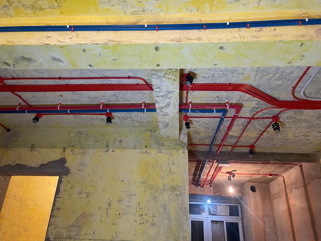 南京紅牛裝飾公司工地巡檢：這水電施工現(xiàn)場，您給打幾分？