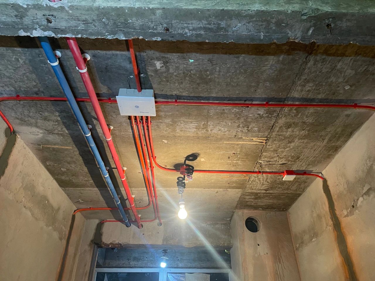 南京紅牛裝飾公司工地巡檢：這水電施工現(xiàn)場，您給打幾分？