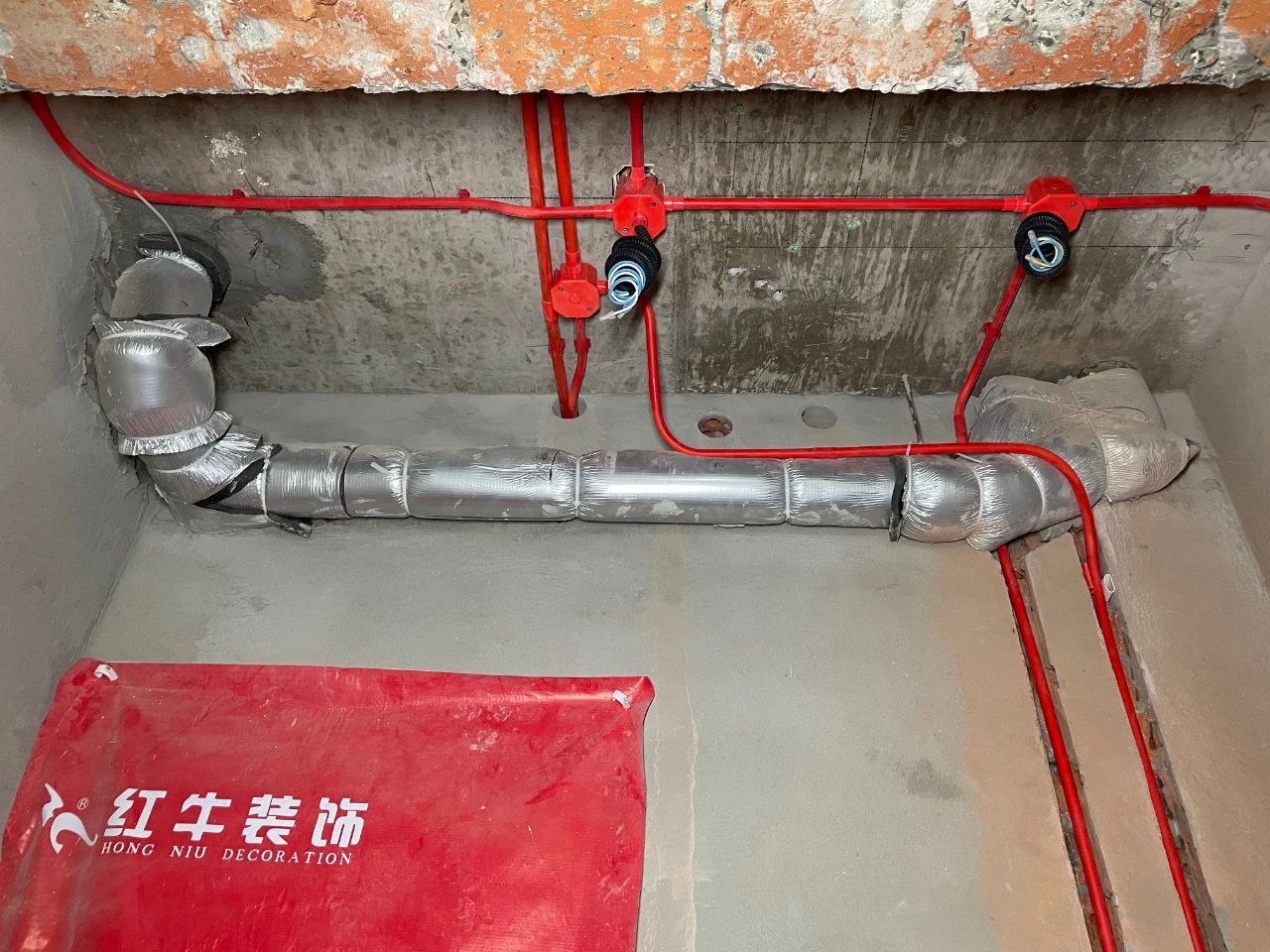 南京紅牛裝飾公司工地巡檢：這水電施工現(xiàn)場，您給打幾分？