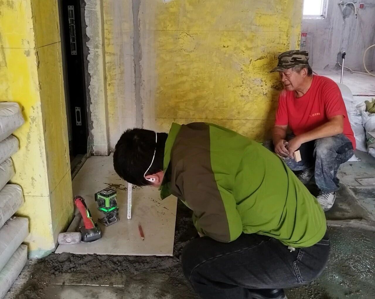 南京裝修公司紅牛裝飾工地突擊巡檢：一厘一毫堅守品質(zhì)，一心一意守護(hù)新家！