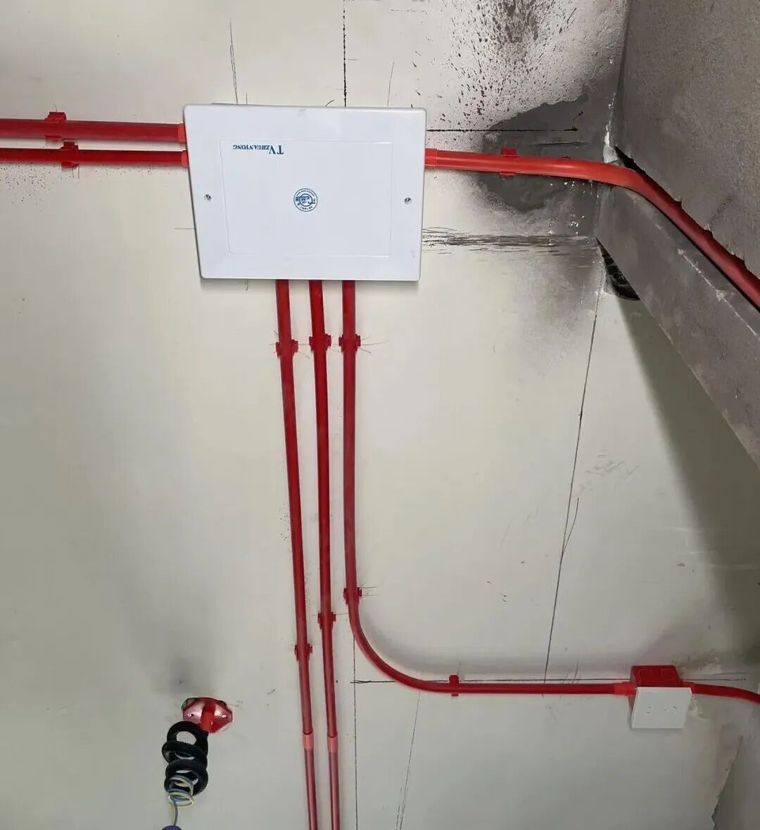 隱蔽工程不“隱蔽”！突擊水電施工現(xiàn)場(chǎng)，看得見(jiàn)的品質(zhì)與安心！